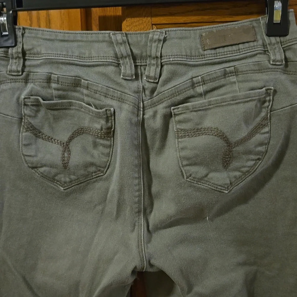 Wanna Better Butt YMI Distressed Skinny Jeans Mid Rise Olive Jr size 11 - Picture 5 of 16